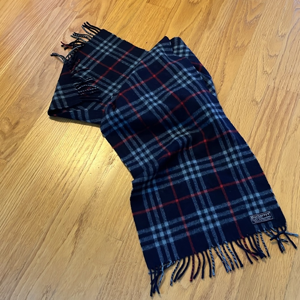 Burberry’s 100% cashmere navy blue plaid scarf ***flaws*** vintage - Picture 6 of 8